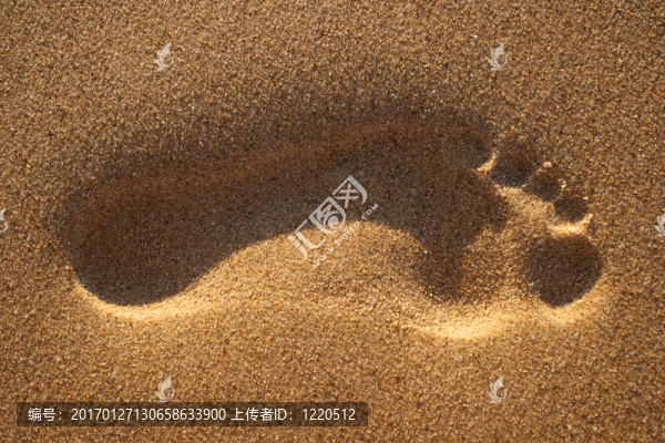在沙灘上的腳印