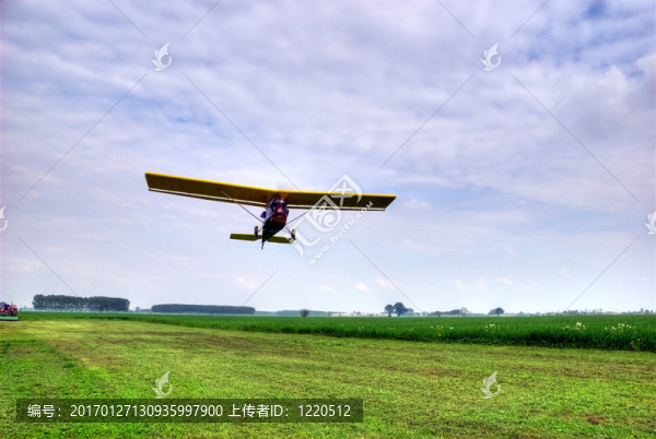 的輕型飛機(jī)起飛