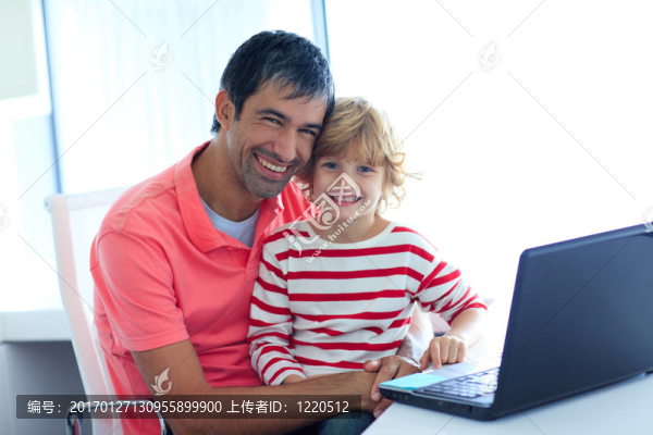 父親和兒子玩筆記本電腦