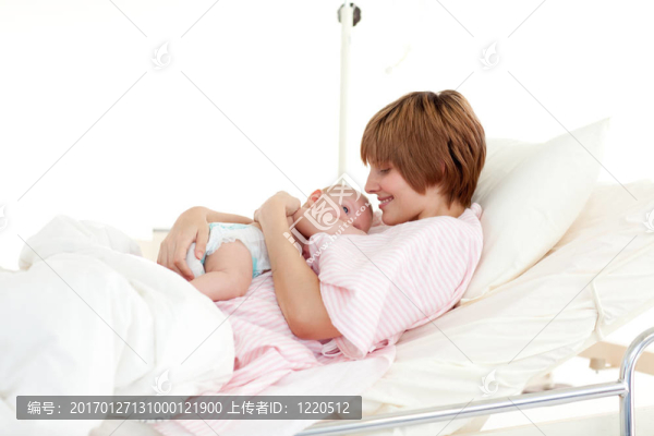 母親對新生嬰兒說話