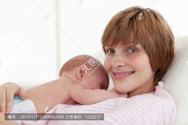 母親擁抱她的新生嬰兒