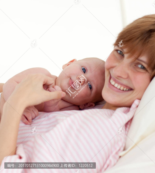 母親擁抱她的新生嬰兒