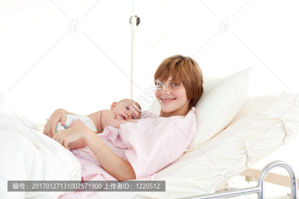 母親擁抱她的新生嬰兒