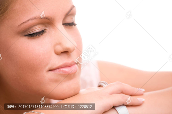 閉著眼睛的女人