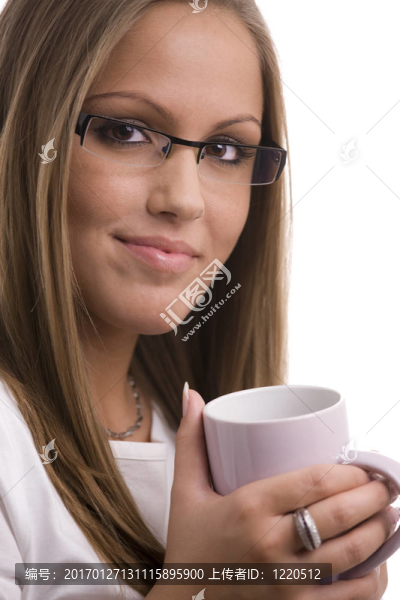 年輕的女人喝咖啡