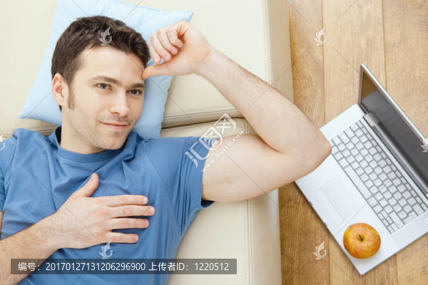 躺在沙發(fā)上的男人