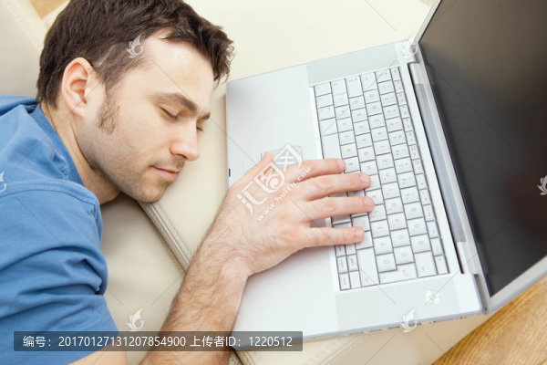 男人睡過(guò)了筆記本電腦