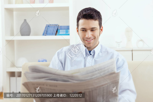 男人看報紙