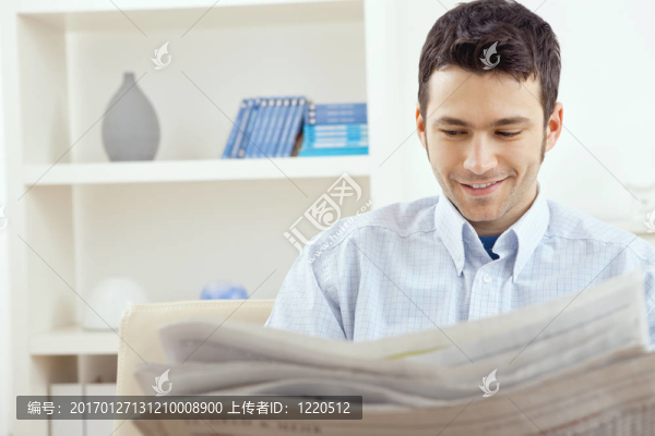 男人看報紙