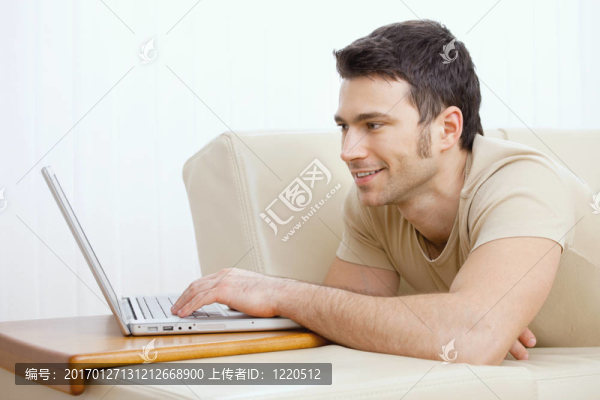 男子在家使用筆記本電腦