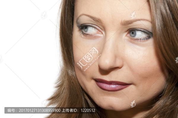年輕女子隨便看看她的右邊