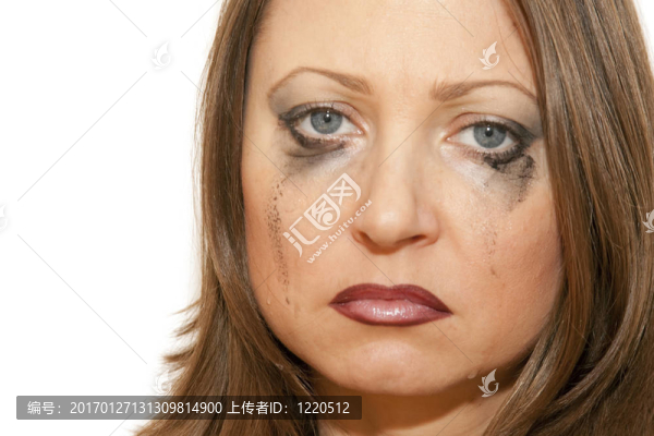 年輕女人在白色背景下哭泣