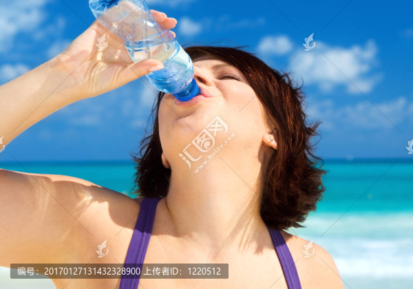 幸福的女人用一瓶水