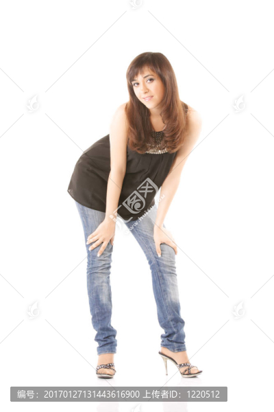 穿牛仔褲的女孩