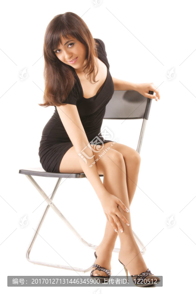 黑色椅子上的女孩