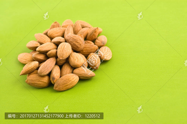 在綠色背景almnonds組。