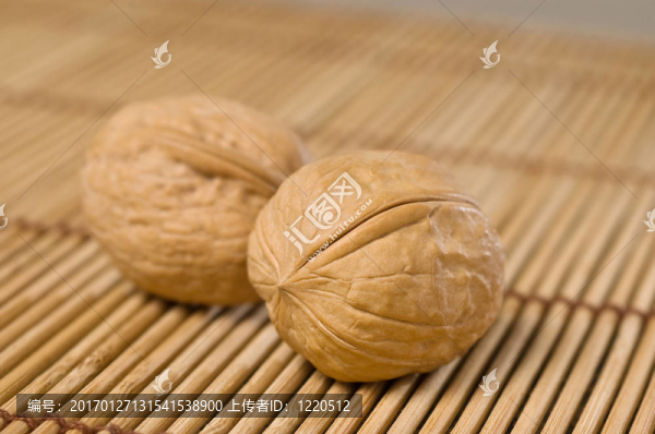竹墊上的兩個核桃。