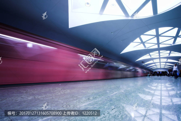 等待火車(chē)的人群