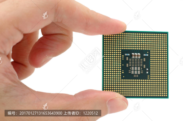 手拿著一個中央處理器