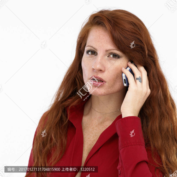 手機(jī)上的年輕女人