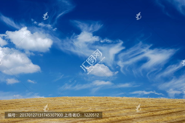 夏日山丘和藍(lán)天