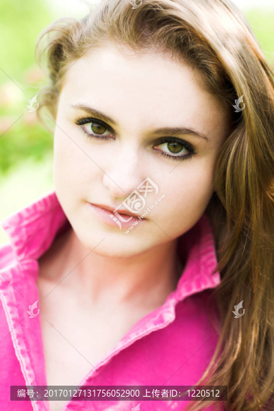 微笑的女孩-匯圖網(wǎng) www.fosd68.com 微笑的女孩