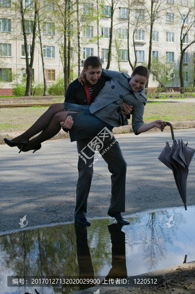 人與自己的手在水坑里的女人。