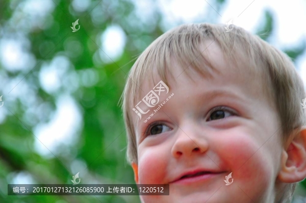快樂的小男孩