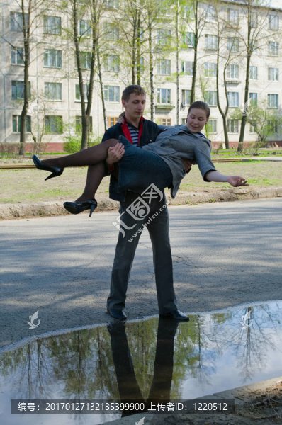 人與自己的手在水坑里的女人。