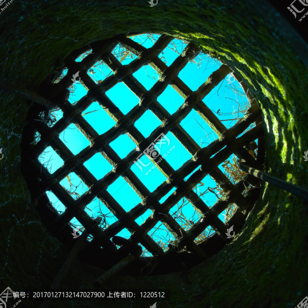 藍(lán)天透過(guò)圓形監(jiān)獄窗口-匯圖網(wǎng) www.fosd68.com 藍(lán)天透過(guò)圓形監(jiān)獄窗口