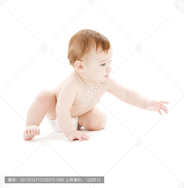 在尿布上爬行的嬰兒