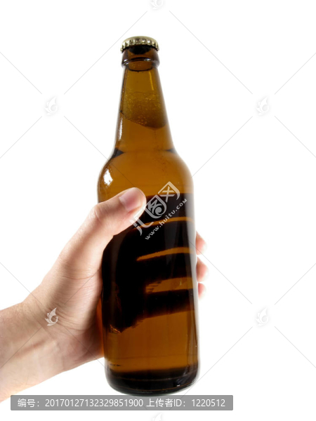手上的啤酒瓶