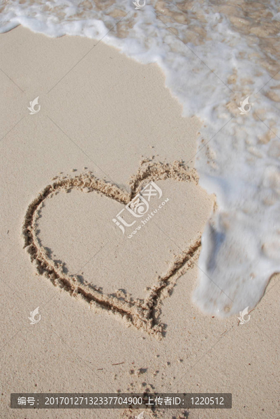 心在沙灘上被沖走