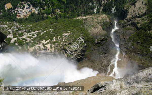 從約塞米蒂瀑布頂?shù)较旅娴纳焦? title=