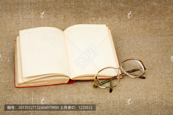 古代書和眼鏡