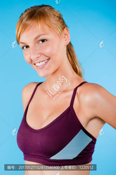 健美的女人在Sportswear