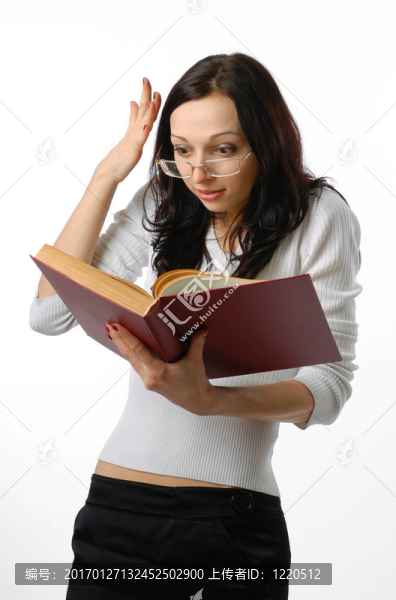 驚訝的女人與大的書(shū)籍孤立在白色