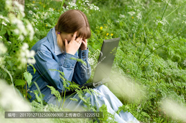 女孩和筆記本-匯圖網(wǎng) www.fosd68.com 女孩和筆記本