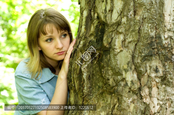 女孩和樹