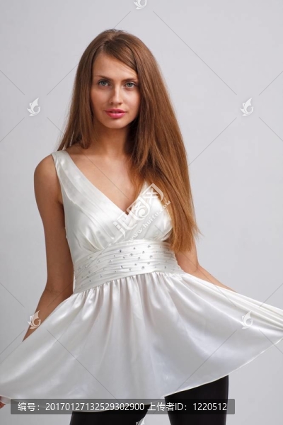 穿著短衣服的漂亮的年輕女人