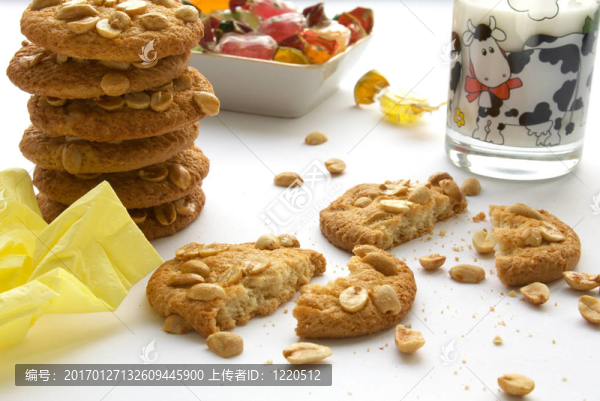餅干；糖果和牛奶