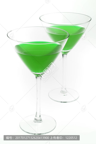 兩個(gè)綠色飲品
