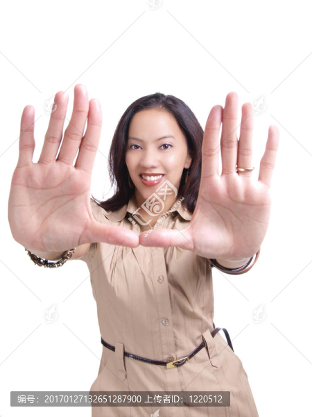 年輕的西班牙婦女用雙手畫臉