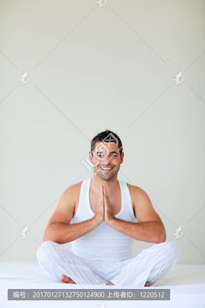 年輕人在他的臥室里做瑜伽