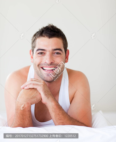 微笑的男人在床上
