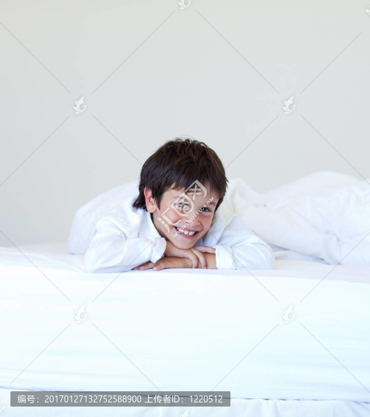 孩子在床上微笑