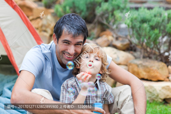 父親和兒子吹泡泡