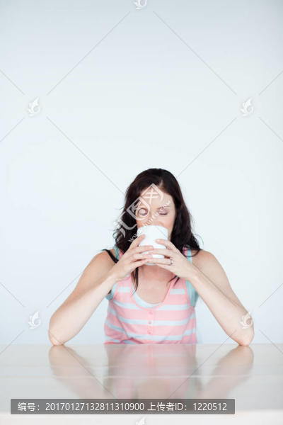 喝一杯咖啡的女人