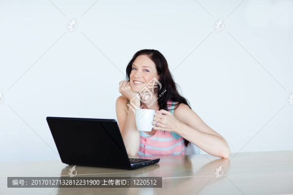 與筆記本電腦工作的女人