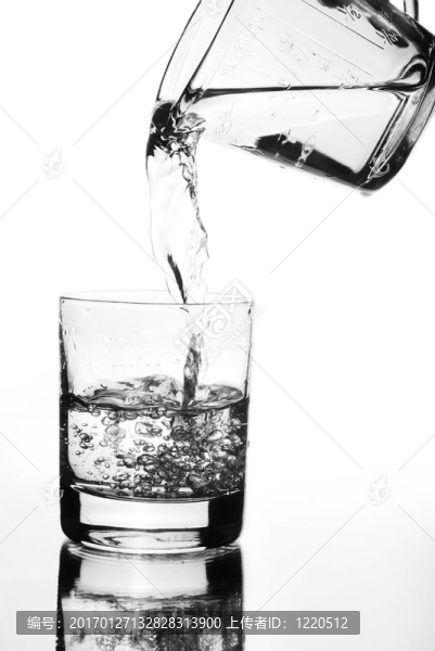 水壺倒進(jìn)玻璃